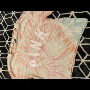Vs/Pink cropped tie dye shirt